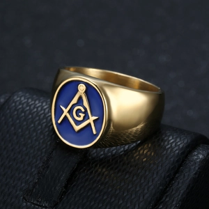 Chevalière maçonnique pour homme plaqué or avec émail bleu et symbole G, vue sous 45 degrés