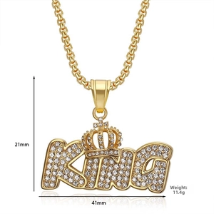 Vue macro du pendentif couronne King doré 41x21mm serti de strass blancs brillants