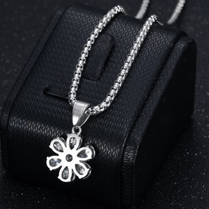 Exquisite 316 Edelstahl Blumenkette mit geometrischen 3A Zirkoniasteinen für elegante Damen