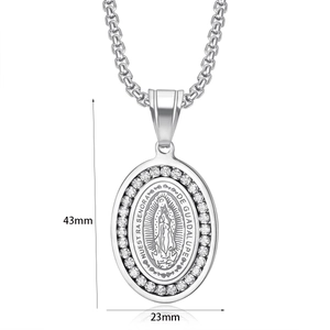 Makro-Detail des Guadalupe-Anhängers mit AAA-Zirkonia-Steinen und Boxkette