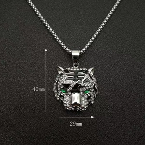 Pendentif tête de tigre argentée avec yeux verts et cristaux, haut 40mm, large 29mm