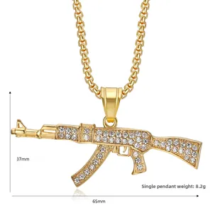 Vue détaillée des dimensions du pendentif fusil AK47 doré avec zircons cubiques