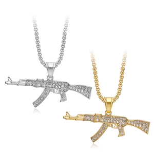 Détail macro de pendentifs AK47 or et argent sertis de zircons cubiques étincelants