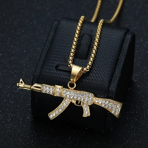 Collier pendentif fusil AK47 hip hop en or avec cristaux de zircone cubique étincelants