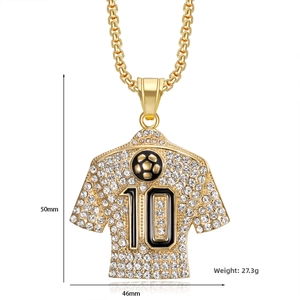 Détail du pendentif maillot 10 plaqué or avec strass mesurant 50mm par 46mm de large