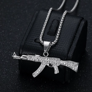 Pendentif fusil AK47 style hip-hop en finition argentée avec cristaux brillants