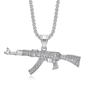 Collier avec pendentif fusil AK47 argenté serti de cristaux sur chaîne box