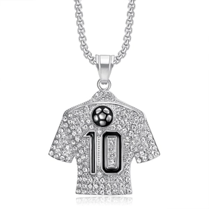 Collier pendentif maillot de foot argenté numéro 10 serti de strass étincelants