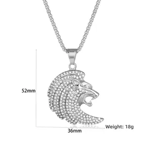 Vue détaillée du pendentif tête de lion argenté avec dimensions 52mm hauteur et 36mm largeur