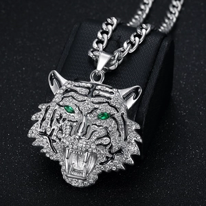 Ciondolo testa di tigre d'argento hip-hop con occhi verdi e cristalli su catena cubana