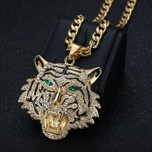 Collana hip hop con pendente a testa di tigre placcata in oro e cristalli lucidi