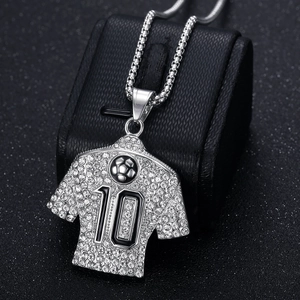 Pendentif maillot de foot numéro 10 argenté avec cristaux de strass sur une chaîne