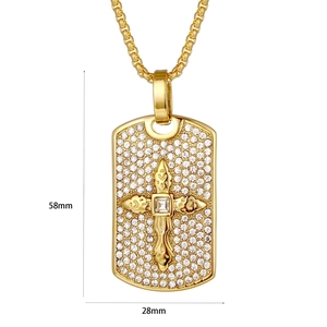 Vista dettagliata delle dimensioni di una collana a croce placcata oro con cristalli 58x28mm
