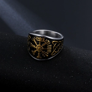 Bague boussole Viking Vegvisir en acier titane noir avec nœuds celtiques dorés