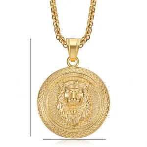 Vue détaillée d'un pendentif tête de lion 3D doré 47x35mm avec chaîne tressée