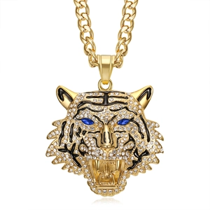 Dettaglio del ciondolo a testa di tigre hip-hop placcato in oro con occhi in cristallo blu