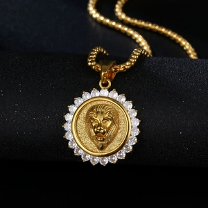 Collana con ciondolo testa di leone in acciaio inossidabile dorato e zirconi