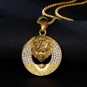 Collier avec pendentif tête de lion doré, serti de strass et motifs de clé grecque