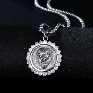Collana hip hop con ciondolo a testa di leone e zirconi AAA su espositore nero per uomo