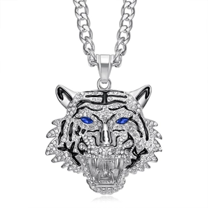 Dettaglio ravvicinato del ciondolo testa di tigre d'argento con occhi blu e zirconi incastonati