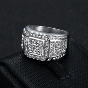 Bague chevalière homme hip hop luxe finition argentée avec pavé complet de cristaux