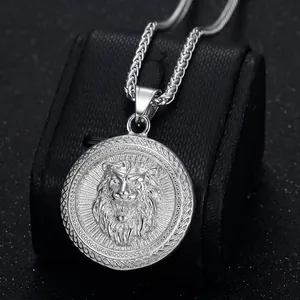 Collier avec pendentif tête de lion en acier inoxydable argenté sur disque rond et chaîne