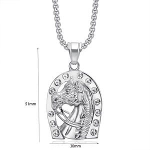 Détail du pendentif fer à cheval tête de cheval avec dimensions 51mm hauteur et 30mm largeur