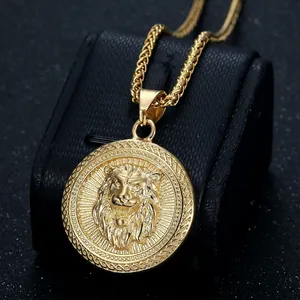 Collier avec pendentif tête de lion en acier doré avec médaillon rond et chaîne blé