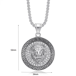 Détail d'un pendentif tête de lion argenté avec cristaux et motif grec classique