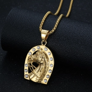 Collier hip hop plaqué or avec pendentif tête de cheval serti de zircons brillants