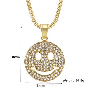 Detailansicht der vergoldeten Smiley-Kette mit Zirkonia-Steinen und Maßen 48mm x 33mm
