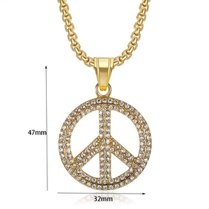 Détail du pendentif signe de paix doré serti avec dimensions de 47mm par 32mm