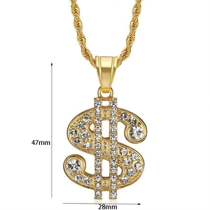 Detalle del collar con colgante de dólar hip hop dorado, medidas 47 mm por 28 mm
