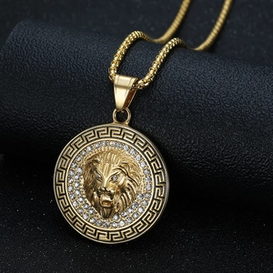Collier pendentif tête de lion doré avec strass et motif de méandre grec