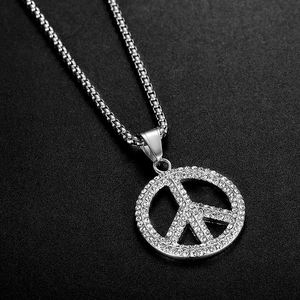 Pendentif signe de paix hip hop en argent avec strass blancs et chaîne à mailles carrées