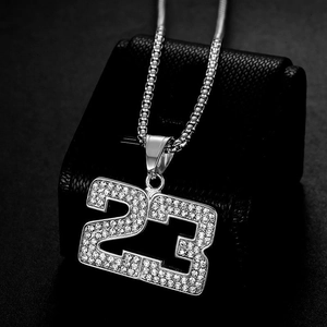 Collier hip hop argenté avec pendentif chiffre 23 serti de strass brillants