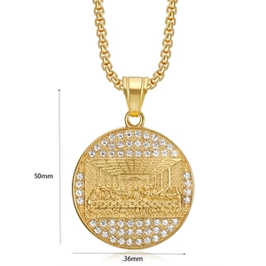 Vue détaillée du pendentif 13 Apôtres doré avec zircons blancs et dimensions précises