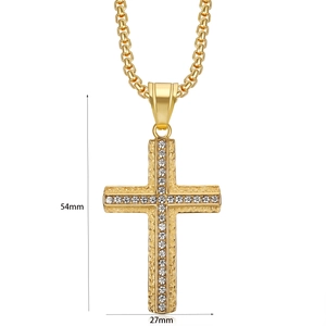 Détail du pendentif croix plaqué or avec dimensions 54mm par 27mm et strass brillants