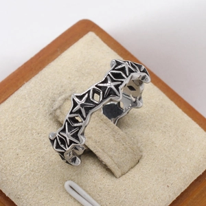 Vintage silver star ring with continuous pentagram pattern in retro stainless steel