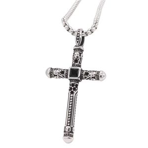 Collier croix gothique vintage avec gravure de crâne et pierre précieuse noire