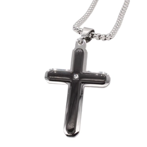 Collier avec pendentif croix argenté minimaliste avec émail noir et zircon