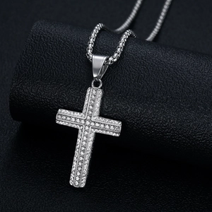 Collier en acier inoxydable argenté avec pendentif croix pavé de cristaux brillants