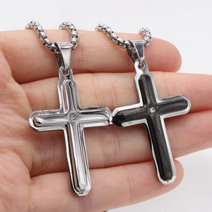 Colliers pendentifs croix en acier inoxydable avec cristal central en argent et noir