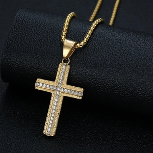 Collier croix hip hop plaqué or avec zircons étincelants sur support noir