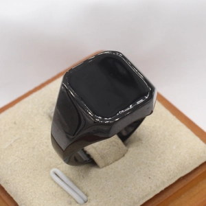 Détail macro d'une bague chevalière carrée noire en acier inoxydable pour hommes