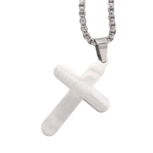 Vue détaillée d'un pendentif croix en acier inoxydable brossé avec chaîne à maillons