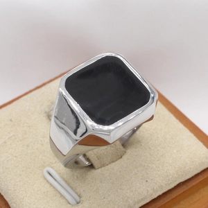 Détail d'une bague vintage pour homme en titane argenté avec incrustation d'onyx noir