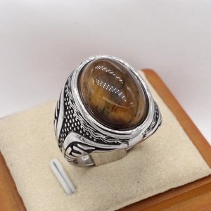 Bague vintage pour hommes en acier avec une grande pierre oeil de tigre ovale