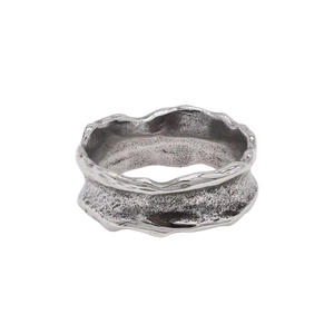 Retro-Ring aus Edelstahl für Herren mit gehämmerter Lavatextur in Silber-Finish