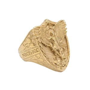 Relief détaillé de l'Archange Michel sur une bague bouclier dorée avec gravure